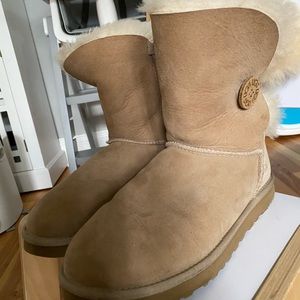 UGG Women Bailey Button Short size 8